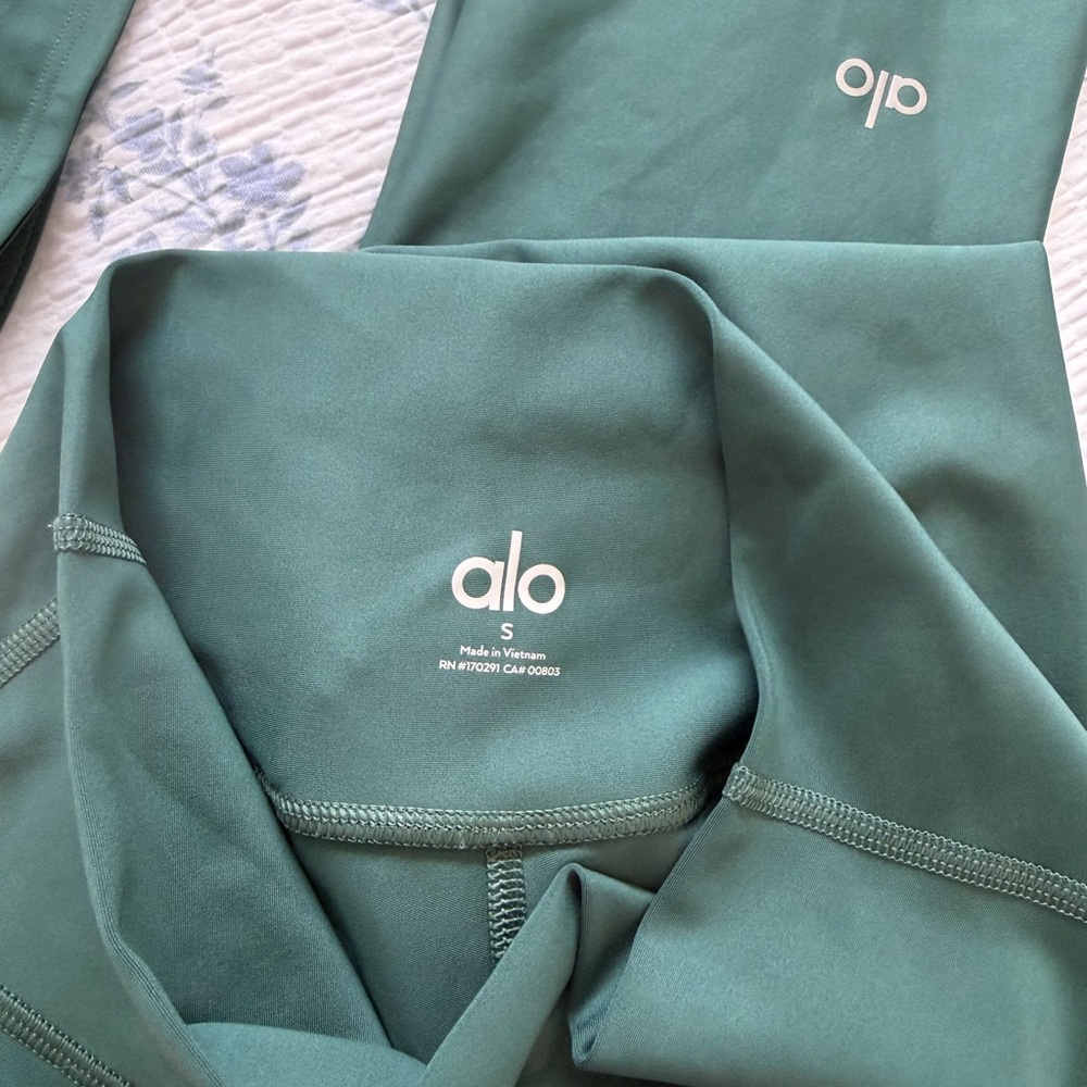 Alo Yoga Matching Set - Picture 4 of 4